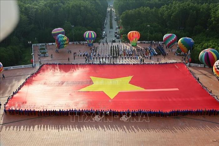 Lá đại kỳ được sử dụng trong Lễ chào cờ đặc biệt có diện tích 2.025m² (chiều dài 60m, chiều rộng 33,75m), trọng lượng khoảng 320kg.