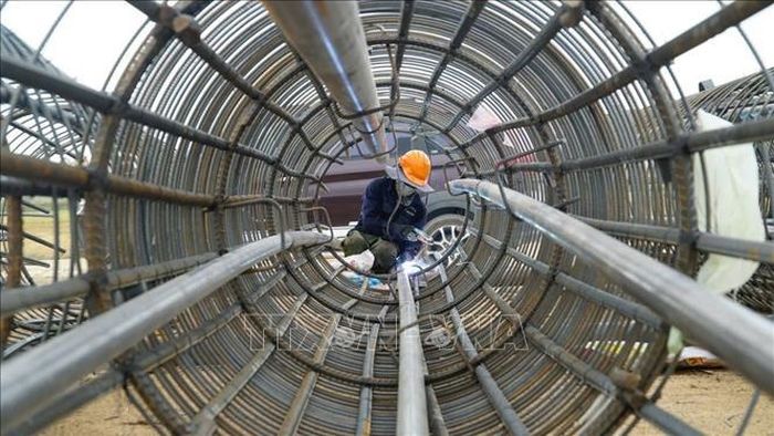 Công nhân miệt mài thực hiện hàn khung thép để đúc bê tông cọc khoan nhồi.
