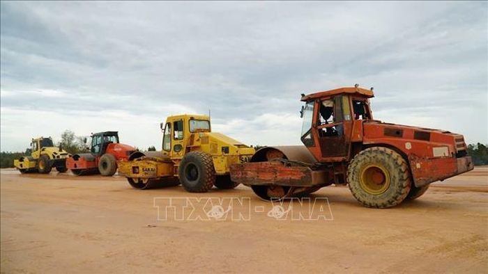 Nhà thầu huy động hàng trăm máy móc thiết bị làm việc xuyên suốt ngày nghỉ lễ.