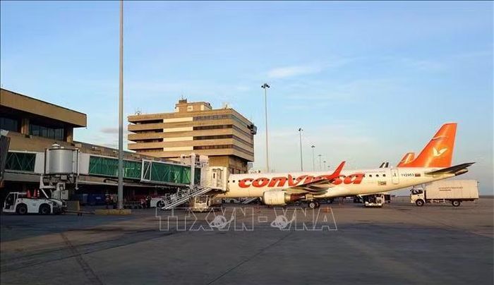 Máy bay của hãng hàng không Conviasa dừng đỗ đón trả khách tại Sân bay Quốc tế Simon Bolivar Maiquetia. Ảnh: Phi Hùng/PV TTXVN tại Mỹ Latinh