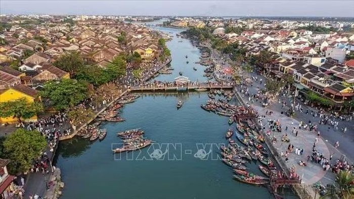Du lịch trở thành ngành kinh tế mũi nhọn của đất nước. Trong ảnh: Phố cổ Hội An được UNESCO công nhận là Di sản Văn hóa Thế giới vào năm 1999 nhờ giá trị nổi bật về kiến trúc, văn hóa và lịch sử, thu hút hàng triệu khách du lịch đến mỗi năm. Ảnh: Hoàng Hiếu/TTXVN