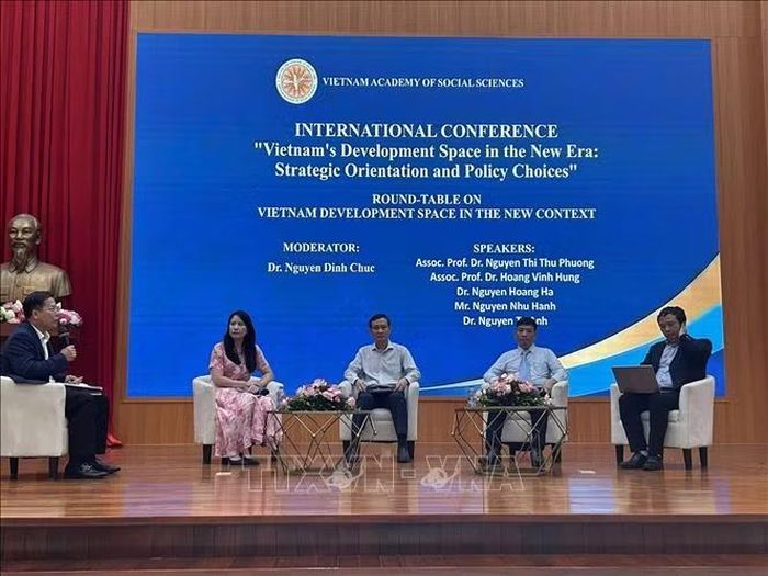 Các chuyên gia thảo luận tại tọa đàm bàn tròn "Không gian phát triển của Việt Nam trong kỷ nguyên mới". Ảnh: Thanh Hương/TTXVN