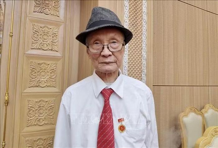 Dù tuổi cao sức yếu với 97 tuổi đời, 80 năm tuổi Đảng, ông Nguyễn Văn Châu (Đảng bộ phường Thái Bình, tỉnh Hưng Yên) luôn giữ vững niềm tin với Đảng, sống gương mẫu để con cháu noi theo. Ảnh: Thế Duyệt/TTXVN