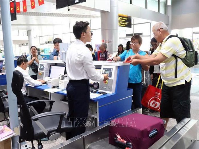 Các du khách quốc tế làm thủ tục tại Cảng hàng không quốc tế Liên Khương. Ảnh: TTXVN phát