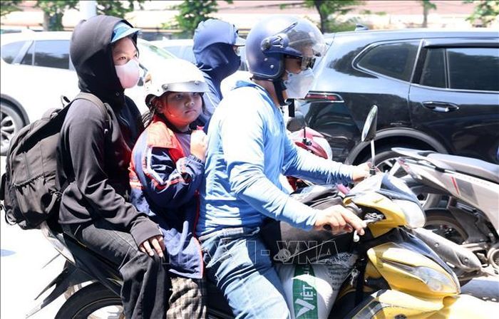 Một gia đình với đồ đạc lỉnh kỉnh di chuyển trên quốc lộ 1A quay trở lại thủ đô làm việc sau kỳ nghỉ lễ 2/9.