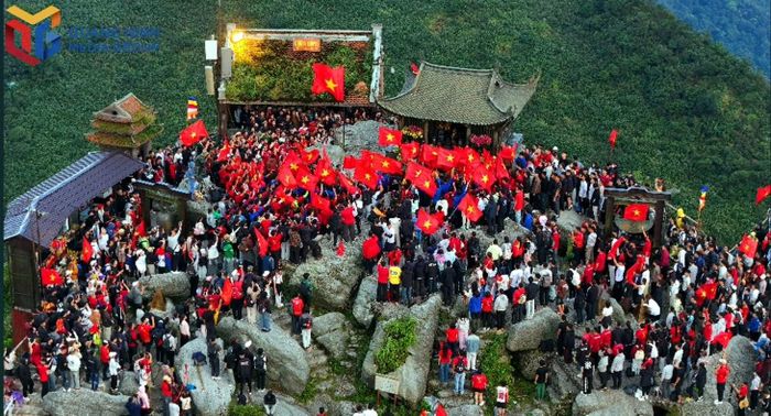 Trong không gian đặc biệt của Yên Tử vào buổi sớm, trên 4.000 phật tử, nhân dân và du khách cùng hướng về quốc kỳ; tạo nên khoảnh khắc trang nghiêm, thể hiện tình yêu quê hương, đất nước và niềm tự hào dân tộc. Ảnh: vietnam.vn