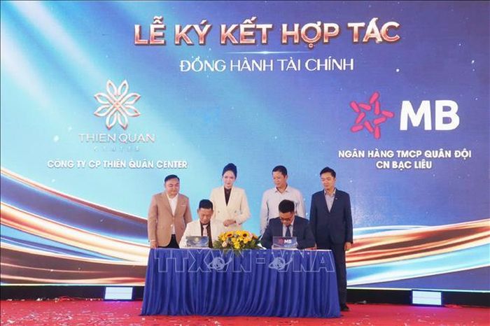 Lãnh đạo Công ty Công ty Cổ phần Thiên Quân Center ký biên bản thỏa thuận với các đối tác. Ảnh: Ngọc Thiện/TTXVN