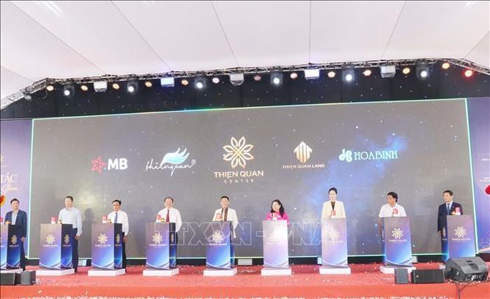Các đại biểu thực hiện nghi thức lễ khởi công Dự án Tổ hợp Trung tâm thương mại - Căn hộ chung cư cao cấp Thiên Quân Center. Ảnh: Ngọc Thiện/TTXVN