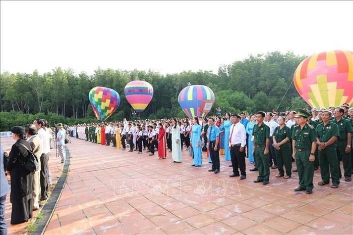 Lễ chào cờ đặc biệt tại Cột cờ Hà Nội - Mũi Cà Mau diễn ra trong không khí trang nghiêm, xúc động với sự tham gia của gần 1.500 cán bộ, công chức, viên chức, chiến sĩ lực lượng vũ trang, chức sắc tôn giáo, đoàn viên, thanh niên, học sinh và nhân dân địa phương. Ảnh: Huỳnh Anh/TTXVN