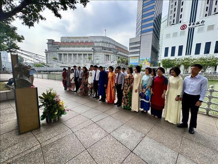 Cán bộ, nhân viên Đại sứ quán Việt Nam và cộng đồng tưởng nhớ công ơn Chủ tịch Hồ Chính Minh nhân kỷ niệm 81 năm Quốc khánh. Ảnh: Đỗ Vân/PV TTXVN tại Singapore