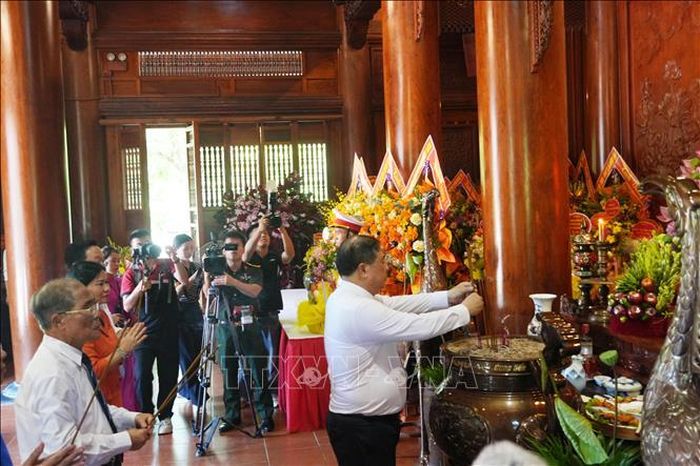 Phó Thủ tướng Thường trực Phạm Gia Túc dâng hương tưởng niệm Chủ tịch Hồ Chí Minh.