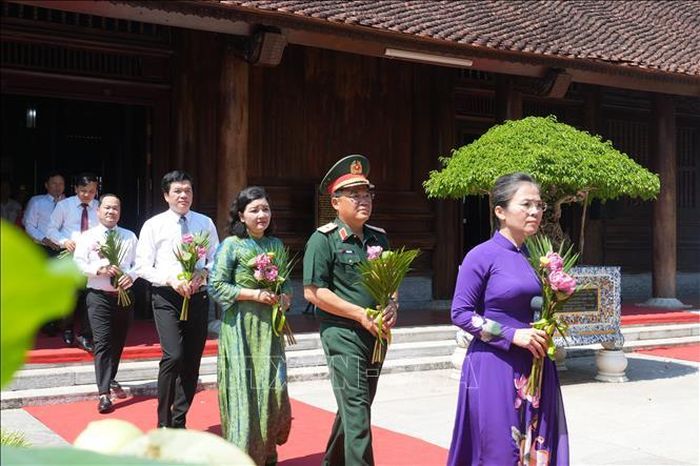 Đông đảo các tầng lớp nhân dân xếp hàng dài thành kính tiến cỗ, dâng hoa, dâng hương tưởng niệm, bày tỏ lòng biết ơn vô hạn đối với Chủ tịch Hồ Chí Minh.