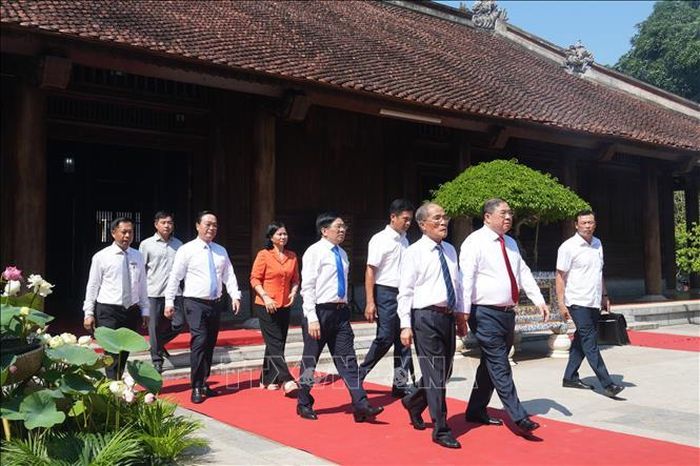 Phó Thủ tướng Thường trực Phạm Gia Túc, nguyên Chủ tịch Quốc Hội Nguyễn Sinh Hùng cùng các đại biểu Trung ương về dâng hương tưởng niệm Chủ tịch Hồ Chí Minh.