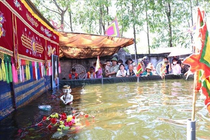 Biểu diễn nghệ thuật múa rối nước phục vụ nhân dân và du khách tại lễ hội đền thờ Khúc Thừa Dụ năm 2026.