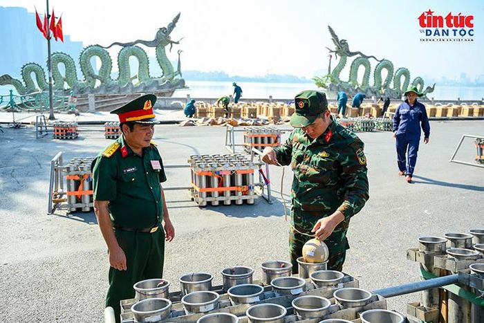 Từng giàn pháo được kiểm tra sau khi hoàn thành các bước lắp đặt ban đầu.