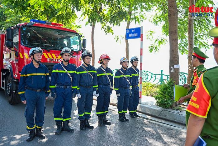 Lực lượng Cảnh sát phòng cháy, chữa cháy cùng phương tiện chuyên dụng thường trực, bảo đảm an toàn tại trận địa.