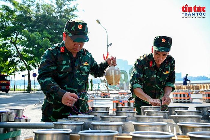 Cán bộ, chiến sĩ tỉ mỉ kết nối dây dẫn và lắp đặt từng quả pháo.