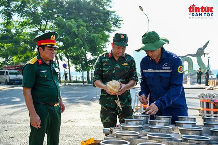 Các lực lượng phối hợp kiểm tra kỹ thuật tại trận địa pháo hoa vườn hoa Lạc Long Quân.