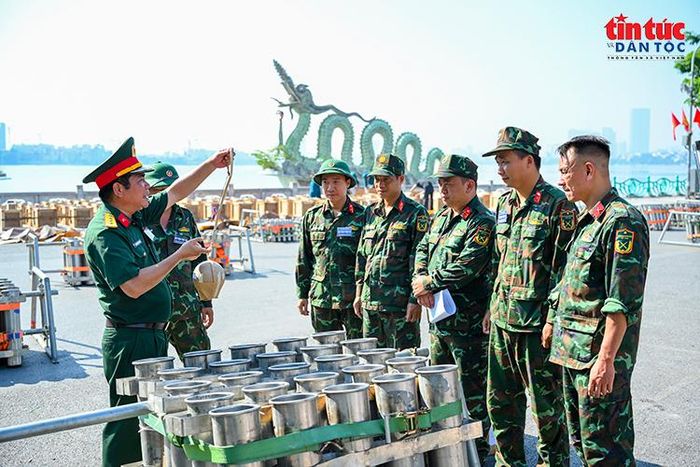 Lực lượng làm nhiệm vụ vận chuyển các thùng thiết bị, vật tư vào khu vực lắp đặt trận địa pháo hoa.