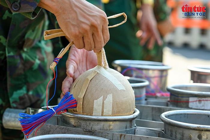 Cận cảnh một quả pháo hoa tầm cao được đưa vào ống phóng.