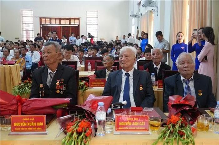 6 đảng viên thuộc Đảng bộ xã Kim Liên được trao tặng Huy hiệu 70 năm, 65 năm tuổi Đảng.