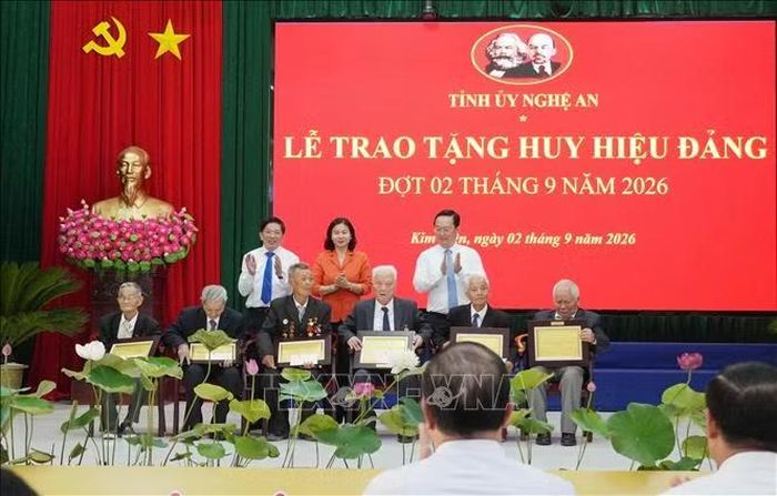 Dịp 2/9/2026, toàn tỉnh Nghệ An có 3.808 đảng viên được trao tặng và truy tặng Huy hiệu Đảng từ 30 năm đến 80 năm tuổi Đảng.