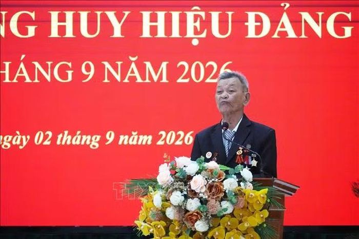 Đảng viên Nguyễn Xuân Hữu (94 tuổi đời, 70 tuổi Đảng), xóm Tân Hồng, xã Kim Liên phát biểu cảm xúc tại buổi lễ.