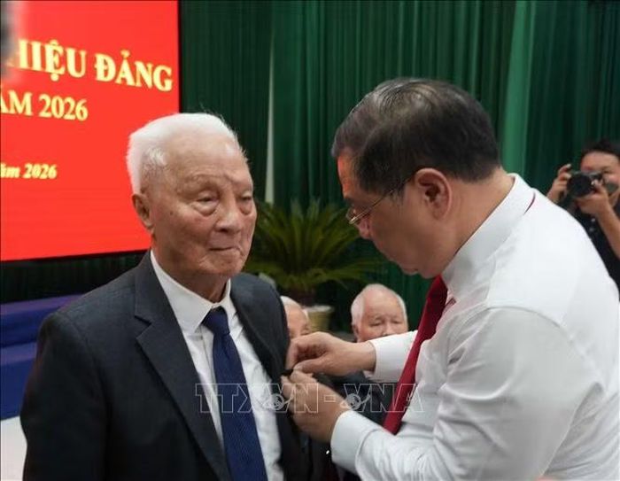 Phó Thủ tướng Thường trực Phạm Gia Túc trao Huy hiệu Đảng cho đảng viên thuộc Đảng bộ xã Kim Liên.