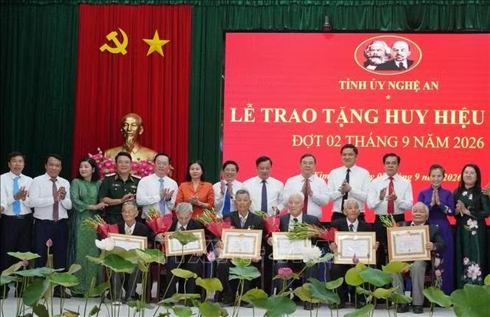 Phó Thủ tướng Thường trực Phạm Gia Túc trao Huy hiệu Đảng cho 6 đảng viên thuộc Đảng bộ xã Kim Liên.