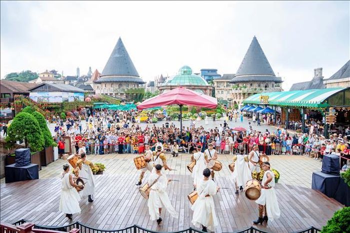 Biểu diễn nghệ thuật phục vụ du khách tại Khu du lịch Sun World Bà Nà Hills. Ảnh: TTXVN phát