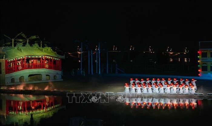 Chương trình biểu diễn thực cảnh “Ký Ức Hội An” phiên bản “Nón Cờ” có sự tham gia của gần 500 diễn viên trên sân khấu rộng 25.000 m2. Ảnh: TTXVN phát