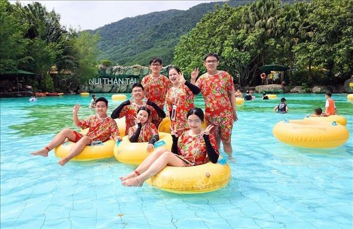 Du khách tham gia các trò chơi tại Công viên Suối khoáng nóng Núi Thần Tài trong dịp lễ. Ảnh: TTXVN phát