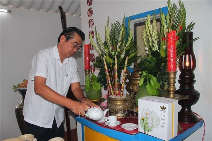 Đại biểu dâng trà tưởng niệm Chủ tịch Hồ Chí Minh tại Đền thờ Chủ tịch Hồ Chí Minh (xã Châu Thới, tỉnh Cà Mau).