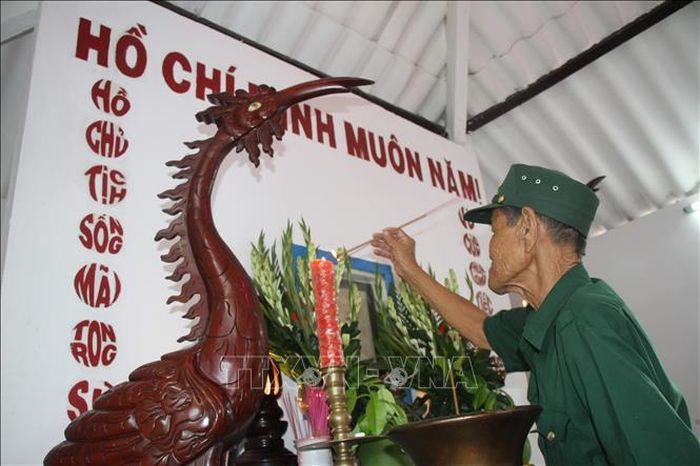 Ông Nguyễn Văn Kho, Cựu chiến binh và người đã gắn bó gần như cả cuộc đời với công việc gìn giữ, chăm lo cho Đền thờ Bác Hồ ở xã Châu Thới (tỉnh Cà Mau) dâng hưởng trước ban thờ Bác Hồ.