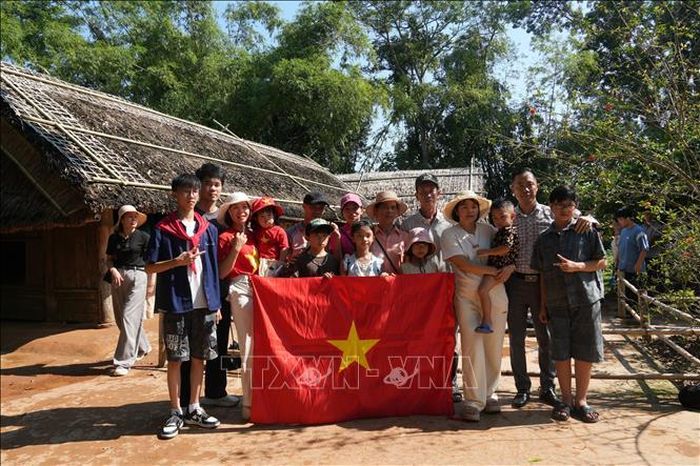 Du khách check in tại nhà tranh của Bác, Khu di tích Quốc gia đặc biệt Kim Liên.