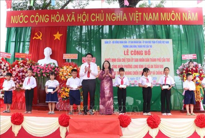 Tặng quà cho các em học sinh tại buổi lễ. Ảnh: Duy Khương/TTXVN
