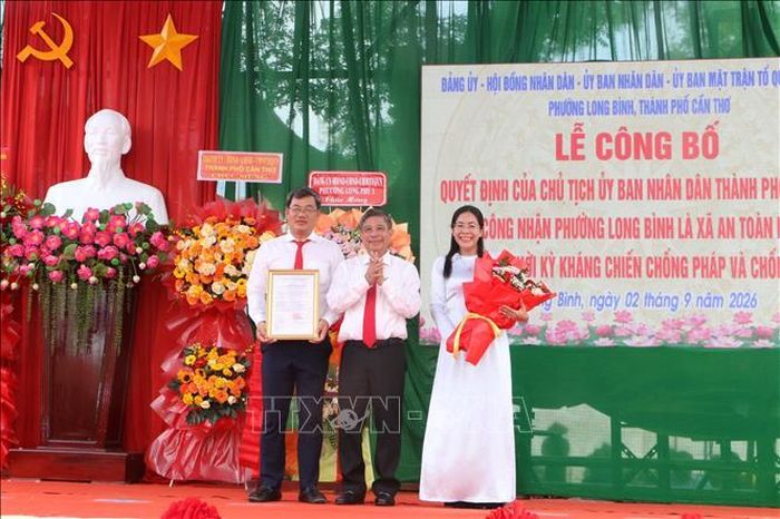 Trao Quyết định công nhận phường Long Bình là xã An toàn khu. Ảnh: Duy Khương/TTXVN