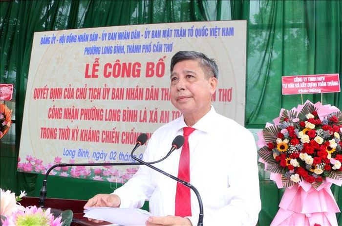 Ông Đồng Văn Thanh, Phó Bí thư Thường trực Thành ủy, Chủ tịch HĐND thành phố Cần Thơ phát biểu tại Lễ công bố Quyết định của Chủ tịch UBND thành phố công nhận phường Long Bình là xã An toàn khu trong thời kỳ kháng chiến chống Pháp và chống Mỹ. Ảnh: Duy Khương/TTXVN