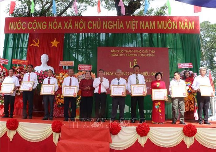 Trao Huy hiệu 45 tuổi Đảng cho các đảng viên tại buổi lễ. Ảnh: Duy Khương/TTXVN