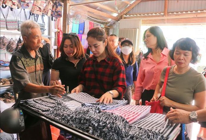 Du khách tham quan cơ sở dệt thổ cẩm Chăm Mohamad, ấp Phũm Soà, xã Châu Phong, tỉnh An Giang. Ảnh: Công Mạo/TTXVN