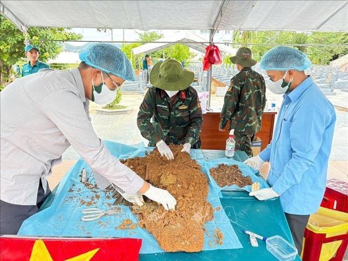 Cán bộ, chiến sĩ tìm kiếm, quy tập, xác minh danh tính liệt sĩ trong chiến dịch.