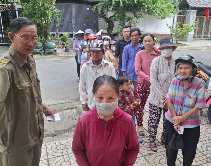 Người dân sinh sống tại khu phố 12 phường An Lạc xếp hàng chờ nhận quà.