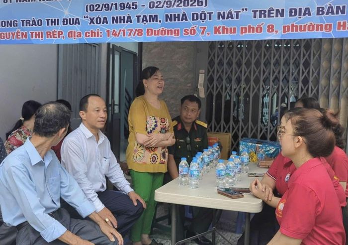 Bà Nguyễn Thị Rép vui mừng vì được ở trong căn nhà khang trang hơn để đón Tết Độc lập.