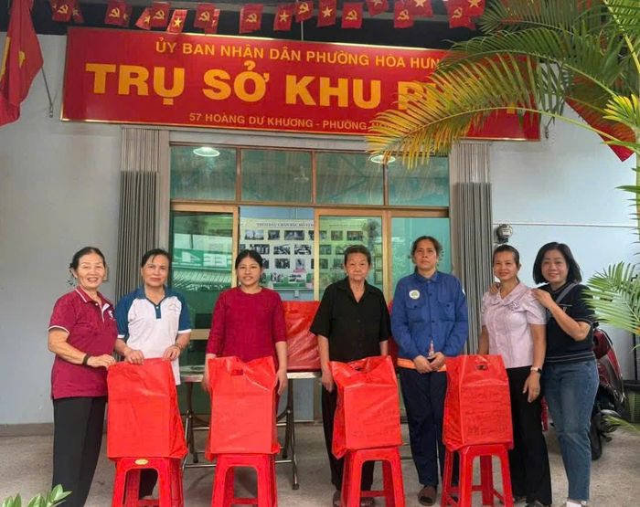 Người dân có hoàn cảnh khó khăn tại phường Hoà Hưng nhận được các phần quà ý nghĩa dịp Tết Độc lập.