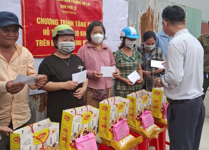 Người dân khu phố 12 phường An Lạc nhận quà nhân dịp Quốc khánh 2/9.