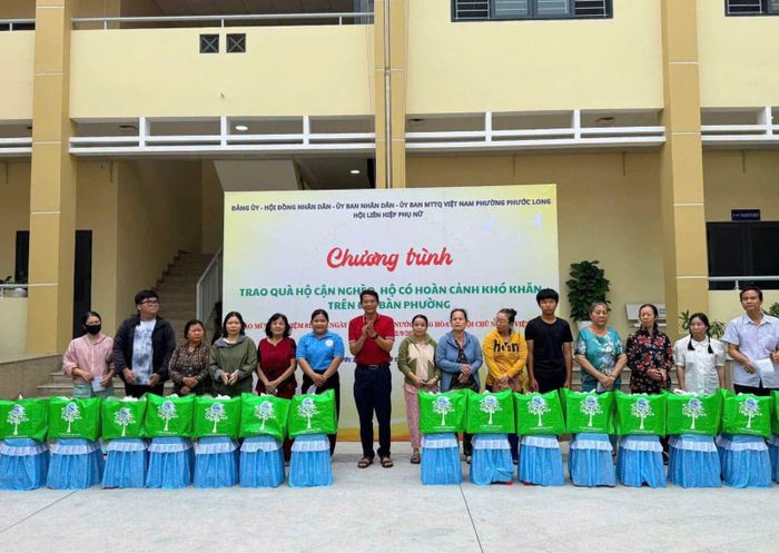 Người dân phường Phước Long nhận quà nhân dịp Quốc khánh 2/9.