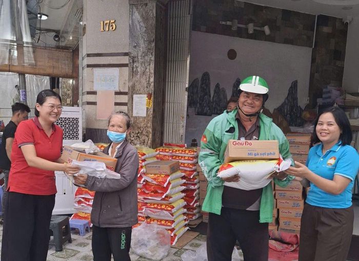 Tại TP Hồ Chí Minh, nhiều người dân có hoàn cảnh khó khăn vui mừng khi nhận quà nhân dịp Tết Độc lập.