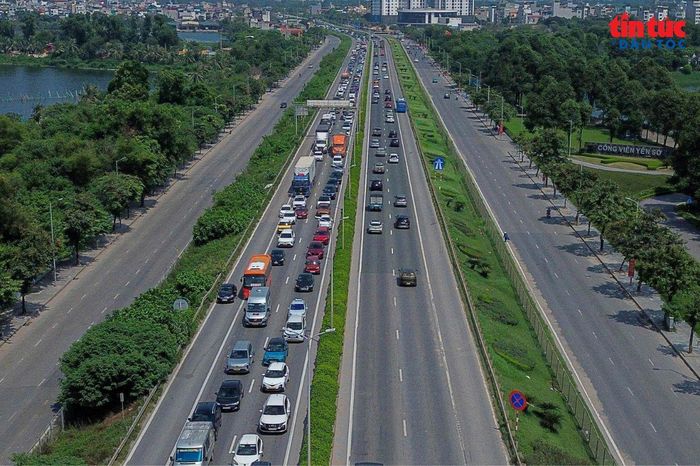 Từ khoảng 14h, khu vực cầu Thanh Trì theo hướng lên Vành đai 3 ghi nhận tình trạng ùn ứ kéo dài.