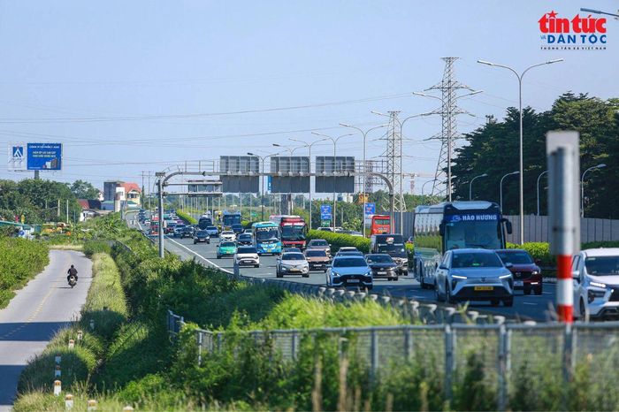Trong khi đó, tại đoạn cuối cao tốc Pháp Vân - Cầu Giẽ, mật độ phương tiện cũng ở mức cao. Tuy nhiên, tình trạng ùn tắc chưa nghiêm trọng, các phương tiện vẫn có thể di chuyển nhưng tốc độ chậm.