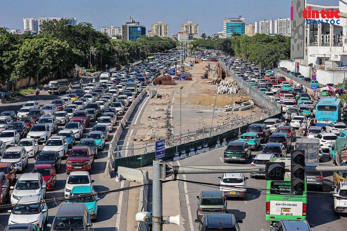 Trên đường Cổ Linh, phương tiện ùn ứ ở cả hai chiều. Lượng xe từ cao tốc Hà Nội - Hải Phòng và Vành đai 3 liên tục dồn về khu vực cầu Vĩnh Tuy khiến mật độ giao thông tăng cao.